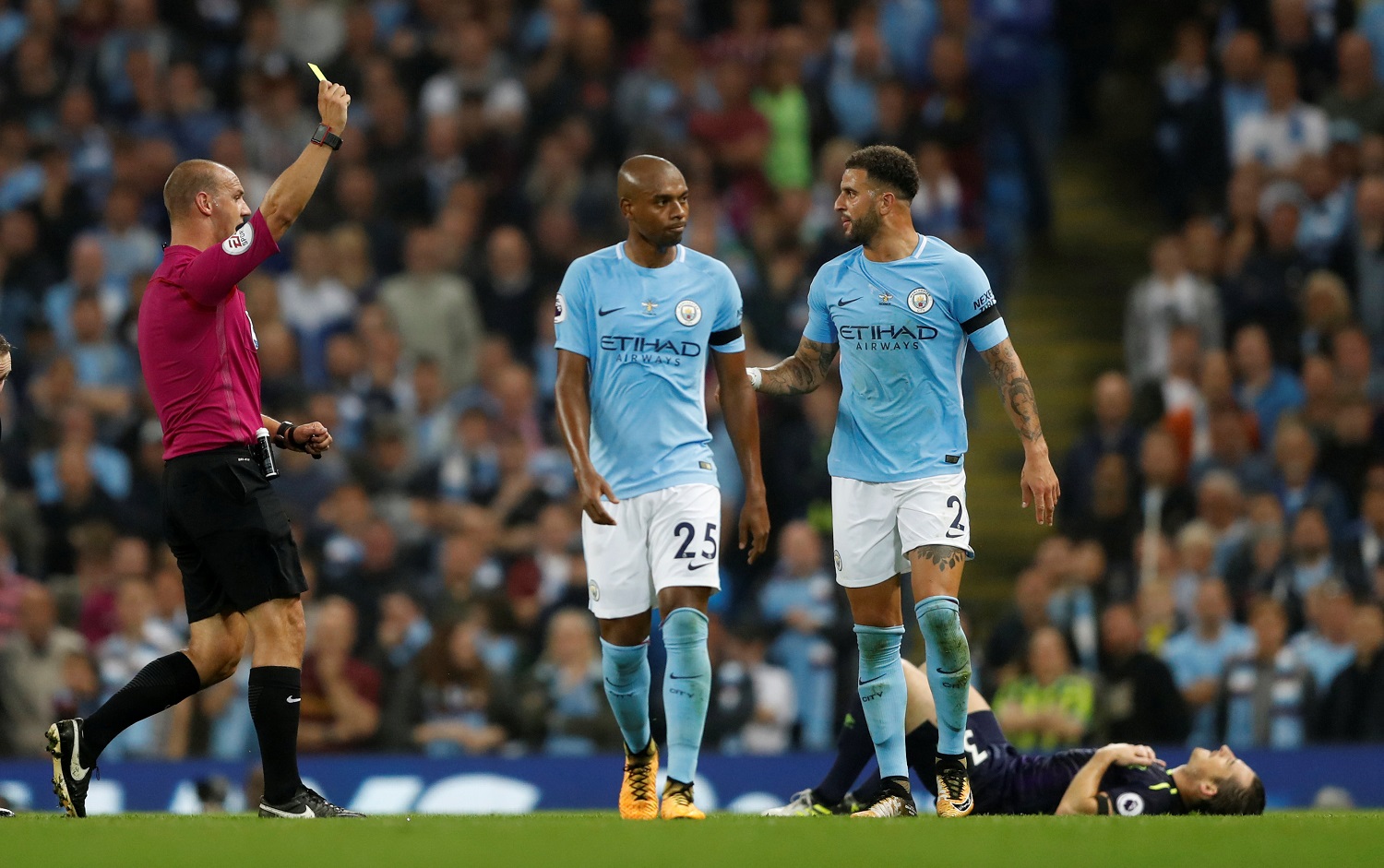 El Manchester City luce los colores de Cataluña como homenaje a las víctimas de Barcelona