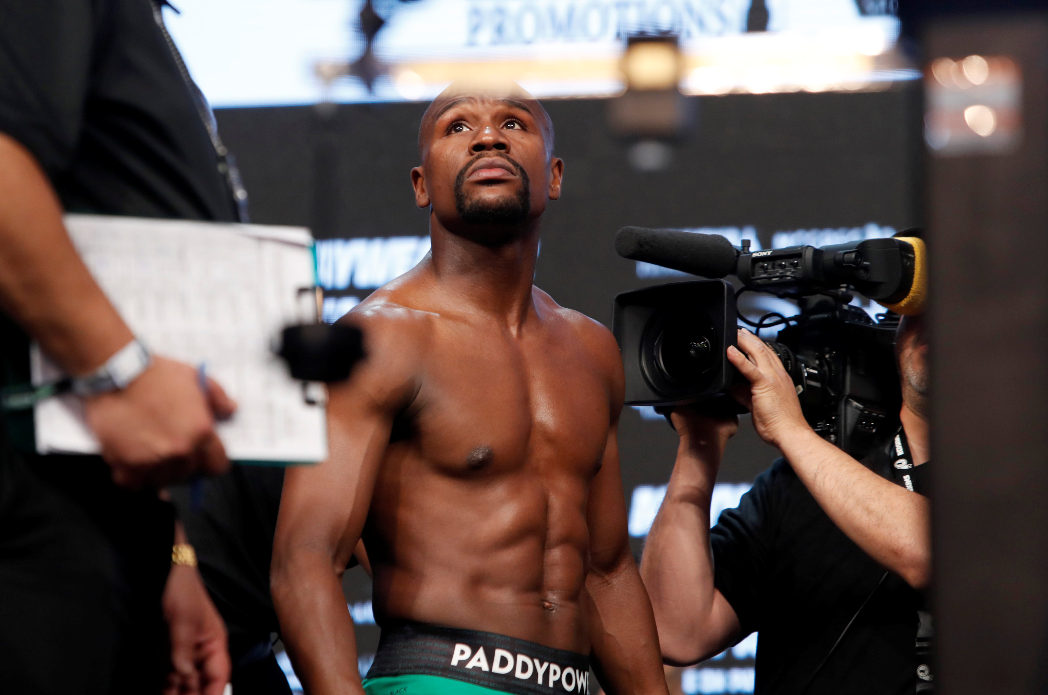 Boxeador Floyd Mayweather es el famoso mejor pagado del mundo, según Forbes