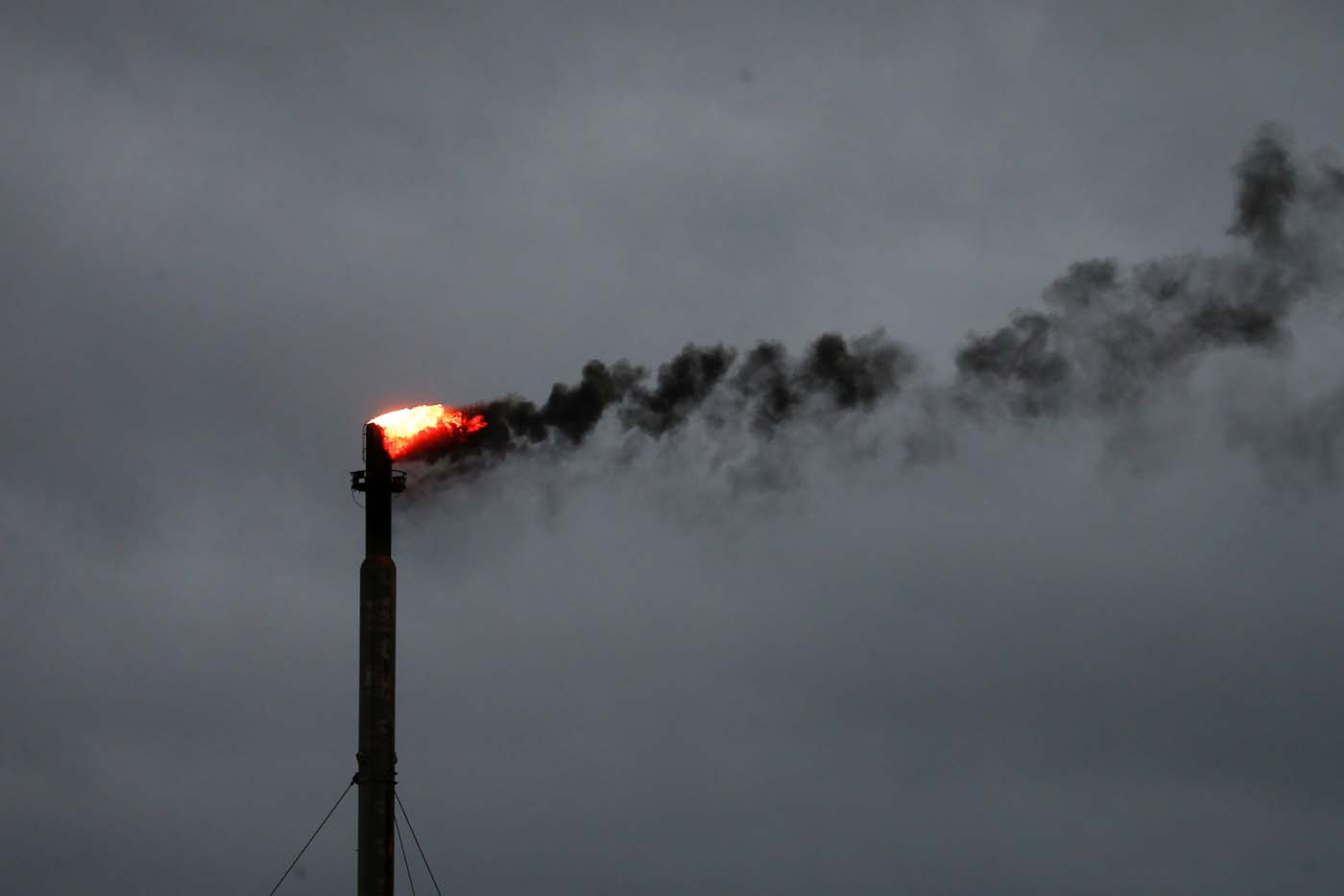 Precio del petróleo estadounidense inició la semana con una fuerte baja