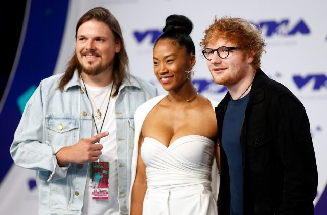 Jason Koenig (L), Jenny Pegouskie y Ed Sheeran. REUTERS/Danny Moloshok