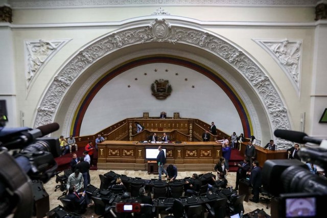 CAR009. CARACAS (VENEZUELA), 02/08/2017.- Vista general de una sesión especial de la Asamblea Nacional en el hemiciclo de sesiones hoy, miércoles 2 de agosto de 2017, en Caracas (Venezuela). El presidente del Parlamento venezolano, Julio Borges, anunció hoy que esta Cámara de mayoría opositora solicitará a la Fiscalía venezolana una investigación de la "manipulación" de los resultados electorales del domingo denunciado por la empresa Smartmatic, encargada del recuento. Sus palabras vienen poco después de que la empresa Smartmatic denunciara que hubo una "manipulación" del dato de participación en las elecciones a la Asamblea Nacional Constituyente, en las que según el Poder Electoral venezolano votaron más de 8 millones de personas, una cifra rechazada por la oposición y la Fiscalía. EFE/Miguel Gutiérrez