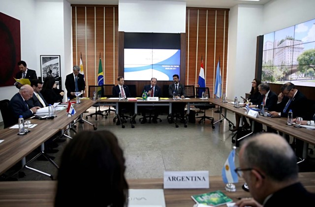 BRA109. SAO PAULO (BRASIL), 05/08/2017.- Fotografía de la reunión de cancilleres de los países miembros del Mercosur: de Paraguay, Eladio Loizaga (i); de Brasil, Aloysio Nunes (c-atrás); de Argentina, Jorge Faurie (frente) y de Uruguay Rodolfo Nin Novoa (d) hoy, sábado 5 de agosto de 2017, en Sao Paulo (Brasil). Los cancilleres de los países fundadores del Mercosur, reunidos hoy en Sao Paulo, decidieron aplicar por unanimidad el Protocolo de Ushuaia sobre Compromiso Democrático, conocido como "cláusula democrática" del bloque y que amplia la suspensión contra Venezuela. EFE/FERNANDO BIZERRA JR.