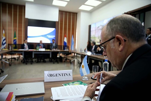 BRA109. SAO PAULO (BRASIL), 05/08/2017.- El canciller de Argentina Jorge Faurie participa en la reunión de cancilleres de los países miembros del Mercosur hoy, sábado 5 de agosto de 2017, en Sao Paulo (Brasil). Los cancilleres de los países fundadores del Mercosur, reunidos hoy en Sao Paulo, decidieron aplicar por unanimidad el Protocolo de Ushuaia sobre Compromiso Democrático, conocido como "cláusula democrática" del bloque y que amplia la suspensión contra Venezuela. EFE/FERNANDO BIZERRA JR.