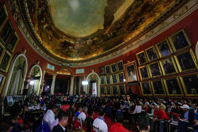 CAR102 - CARACAS (VENEZUELA), 05/08/2017. Sesión de la Asamblea Nacional Constituyente hoy, sábado 5 de agosto de 2017, en Caracas (Venezuela). El nuevo fiscal general de Venezuela, Tarek William Saab, dijo hoy que la destitución de su predecesora, Luisa Ortega Díaz, restituye el "orden jurídico severamente infringido" en el país, al tiempo que defendió la decisión que designó en el cargo porque está ajustada a la "legalidad". EFE/CRISTIAN HERNÁNDEZ