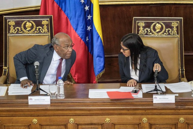 VZL06. CARACAS (VENEZUELA), 08/08/2017.- La presidenta de la Asamblea Nacional Constituyente, Delcy Rodríguez (d), conversa con el primer vicepresidente, Aristóbulo Istúriz (i), durante la segunda sesión plenaria de la Asamblea Nacional Constituyente hoy, martes 8 de agosto de 2017, en Caracas (Venezuela). La Asamblea Nacional Constituyente de Venezuela, electa hace poco más de una semana y de composición oficialista, inició hoy una sesión para definir su funcionamiento como poder plenipotenciario, luego de haber tomado los espacios del Parlamento hasta ahora controlado por la oposición. En esta, su segunda plenaria desde que fue instalada, los constituyentes debatirán las normas de funcionamiento del cuerpo integrado por más de 500 asambleístas, y con poderes suficientes para refundar el Estado, redactar una nueva Constitución, sin que ningún otro poder público pueda oponerse.EFE/Miguel Gutiérrez