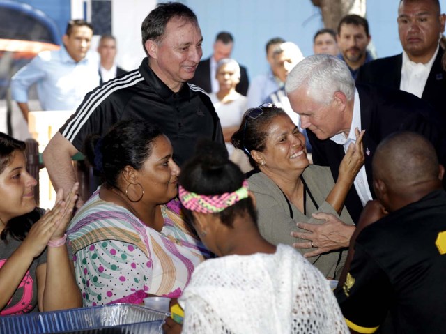 CTG20. CARTAGENA (COLOMBIA), 14/08/2017.- El vicepresidente de EE.UU., Mike Pence (d), habla con un grupo de ciudadanos venezolanos hoy, lunes 14 de Agosto de 2017, en Cartagena (Colombia). Pence inició hoy una reunión con medio centenar de venezolanos en Cartagena de Indias para conocer de primera mano la situación que viven tras abandonar su país. La reunión se desarrolla en la "Calvary Chapel", una iglesia cristiana ubicada en el turístico barrio de Bocagrande de Cartagena. EFE/Ricardo Maldonado