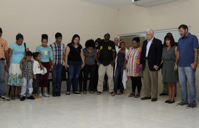 CTG21. CARTAGENA (COLOMBIA), 14/08/2017.- El vicepresidente de EE.UU., Mike Pence (3d), y su esposa Karen (2d), oran junto a un grupo de ciudadanos venezolanos hoy, lunes 14 de Agosto de 2017, en Cartagena (Colombia). Pence inició hoy una reunión con medio centenar de venezolanos en Cartagena de Indias para conocer de primera mano la situación que viven tras abandonar su país. La reunión se desarrolla en la "Calvary Chapel", una iglesia cristiana ubicada en el turístico barrio de Bocagrande de Cartagena. EFE/Ricardo Maldonado