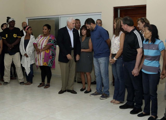 CTG21. CARTAGENA (COLOMBIA), 14/08/2017.- El vicepresidente de EE.UU., Mike Pence (c), y su esposa Karen (c-d), oran junto a un grupo de ciudadanos venezolanos hoy, lunes 14 de Agosto de 2017, en Cartagena (Colombia). Pence inició hoy una reunión con medio centenar de venezolanos en Cartagena de Indias para conocer de primera mano la situación que viven tras abandonar su país. La reunión se desarrolla en la "Calvary Chapel", una iglesia cristiana ubicada en el turístico barrio de Bocagrande de Cartagena. EFE/Ricardo Maldonado