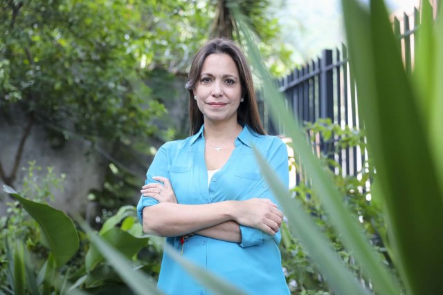 VEN05. CARACAS (VENEZUELA), 15/08/2017 - Fotografía del 14 de agosto de 2017, de la dirigente opositora venezolana María Corina Machado durante una entrevista con Efe en Caracas (Venezuela). María Corina Machado, cuyo movimiento político se ha separado de la Mesa de la Unidad Democrática (MUD), se mantiene firme, en una entrevista con Efe, en que lo único que se puede negociar con el Gobierno es la salida del presidente Nicolás Maduro. Machado insiste además en que no ha sido su organización, Vente Venezuela, la que se ha apartado de la alianza opositora, sino otros partidos, en respuesta a su papel en la ruptura, motivada por la decisión de la MUD de presentarse a las elecciones regionales de octubre. EFE/Miguel Gutiérrez