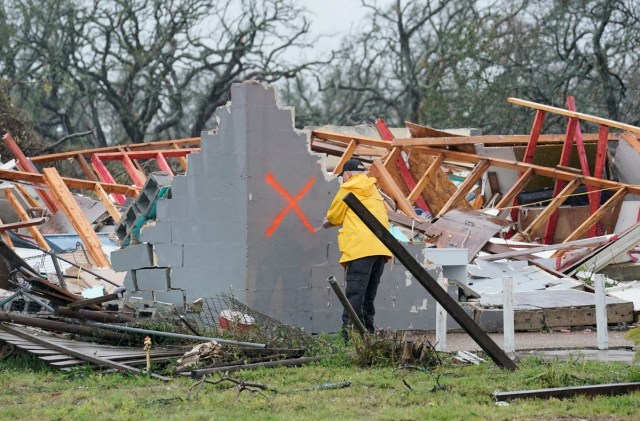 DA110. Rockport (United States), 26/08/2017.- Law enforcement officials search for survivors in the aftermath of Hurricane Harvey in Rockport, Texas, USA, 26 August 2017. Hurricane Harvey made landfall on the south coast of Texas as a major hurricane category 4, and was the worst storm to hit the city of Rockport in 47 years. The last time a major hurricane of this size hit the United States was in 2005. (Estados Unidos) EFE/EPA/DARREN ABATE