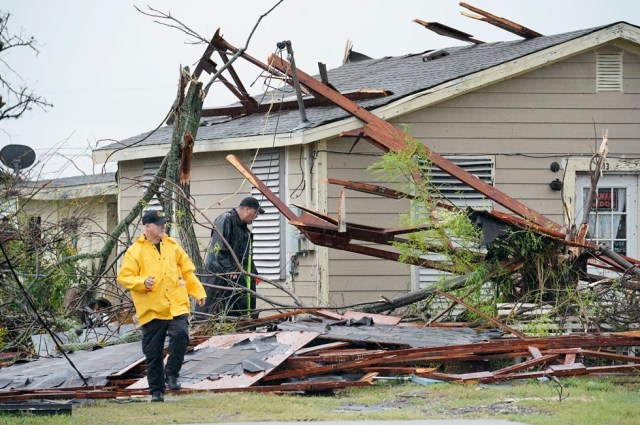 DA110. Rockport (United States), 26/08/2017.- Law enforcement officials search for survivors in the aftermath of Hurricane Harvey in Rockport, Texas, USA, 26 August 2017. Hurricane Harvey made landfall on the south coast of Texas as a major hurricane category 4, and was the worst storm to hit the city of Rockport in 47 years. The last time a major hurricane of this size hit the United States was in 2005. (Estados Unidos) EFE/EPA/DARREN ABATE