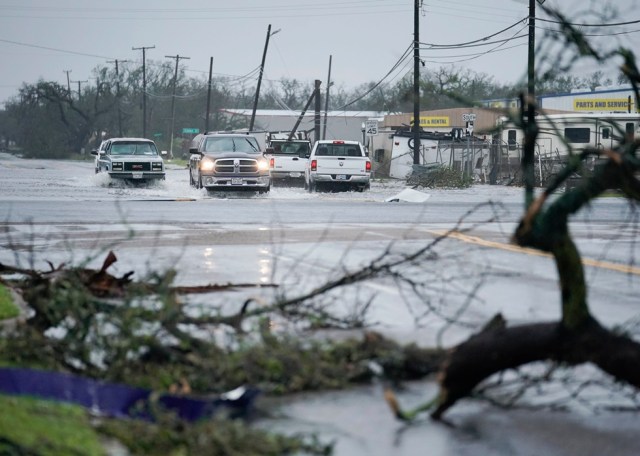 DA110. Rockport (United States), 26/08/2017.- Motorists drive through flood waters in the aftermath of Hurricane Harvey in Rockport, Texas, USA, 26 August 2017. Hurricane Harvey made landfall on the south coast of Texas as a major hurricane category 4, and was the worst storm to hit the city of Rockport in 47 years. The last time a major hurricane of this size hit the United States was in 2005. (Estados Unidos) EFE/EPA/DARREN ABATE