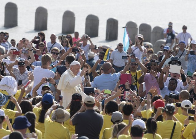 El papa Francisco saluda a los fieles mientras se dirige a presidir la audiencia general de los miércoles en la plaza de San Pedro del Vaticano // FOTO EFE/Maurizio Brambatti