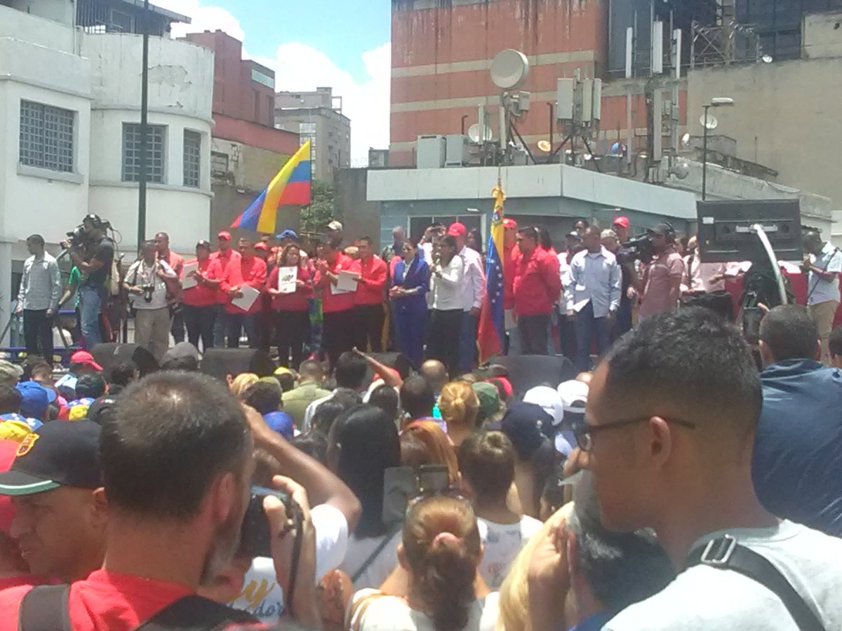 Delcy Rodríguez: Llegaremos este jueves al Palacio Legislativo con retratos de Bolívar y Chávez