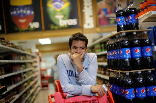 Una persona esperando en la fila para pagar en un supermercado en Caracas, jul 29, 2017. REUTERS/Andres Martinez Casares