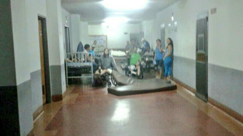 Pacientes del Clínico Universitario protestaron frente a quirófano por paralización de cirugías (fotos)