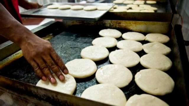 La arepa se está convirtiendo en un símbolo de la lucha de los migrantes venezolanos por ganarse la vida 