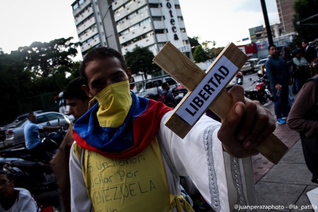 Opositores caminaron en honor a los caídos y presos políticos (Foto: Juan Peraza / LaPatilla)