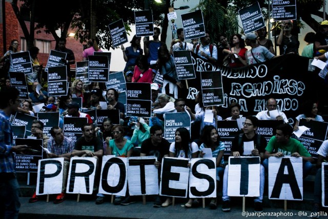 Opositores caminaron en honor a los caídos y presos políticos (Foto: Juan Peraza / LaPatilla)