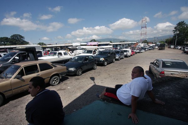 Caos en San Cristóbal por bombas cerradas para surtir gasolina