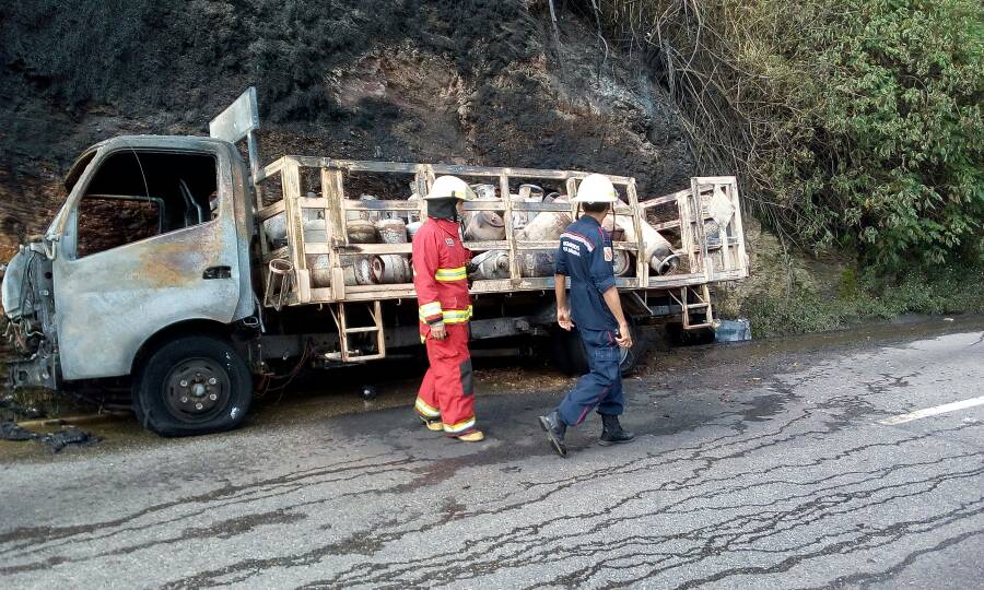 Se incendia camión que transportaba bombonas de gas en la carretera Panamericana #1Ago (fotos y video)