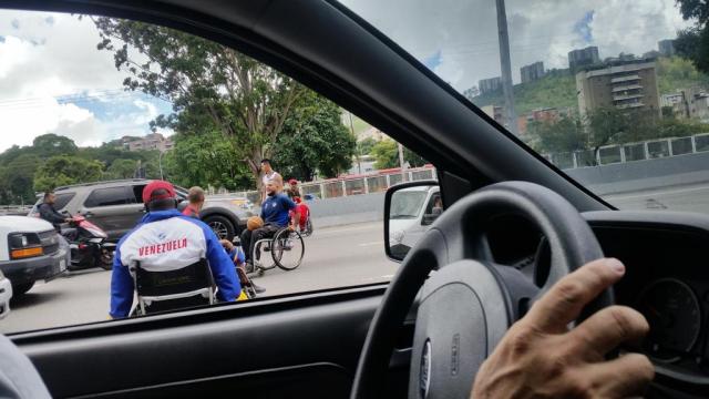 Los atletas cerraron el paso de la autopista Francisco Fajardo, a la altura del Puente de los Leones (Foto: @anapaulita18) 