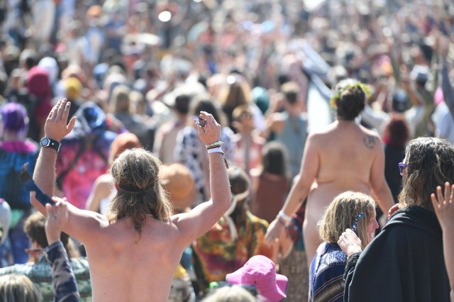 Los observadores de Eclipse reaccionan durante el eclipse solar total en el Symbiosis Oregon Eclipse Festival en el rancho Big Summit Prairie en el Bosque Nacional Ochoco de Oregon cerca de la ciudad de Mitchell, AFP PHOTO / Robyn Beck