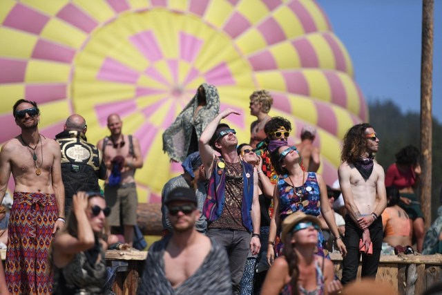 La gente ve la última fase del eclipse solar total en el Symbiosis Oregon Eclipse Festival en el rancho Big Summit Prairie en el Bosque Nacional Ochoco de Oregon cerca de la ciudad de Mitchell, el 21 de agosto de 2017. / AFP PHOTO / Robyn Beck