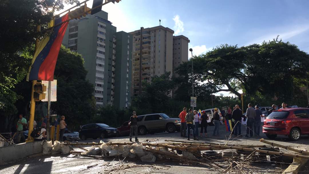 Cerrada principal de La Trinidad-El Hatillo en apoyo al alcalde Smolansky (Fotos)