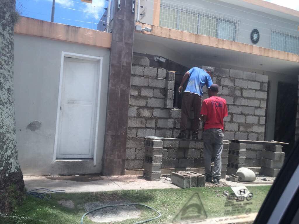 Refuerzan con doble pared la entrada de la embajada de Cuba en Caracas