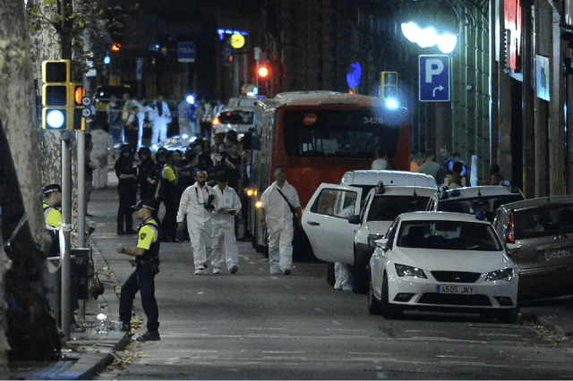 Los policías forenses llegan a la zona del atentado ocurrido este jueves en Barcelona. Infobae 