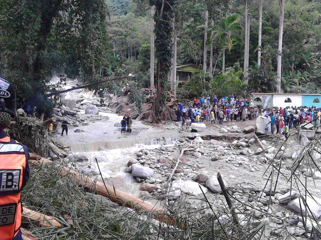 Familiares de desaparecidos en crecida de Choroní cotejan información (FOTOS)