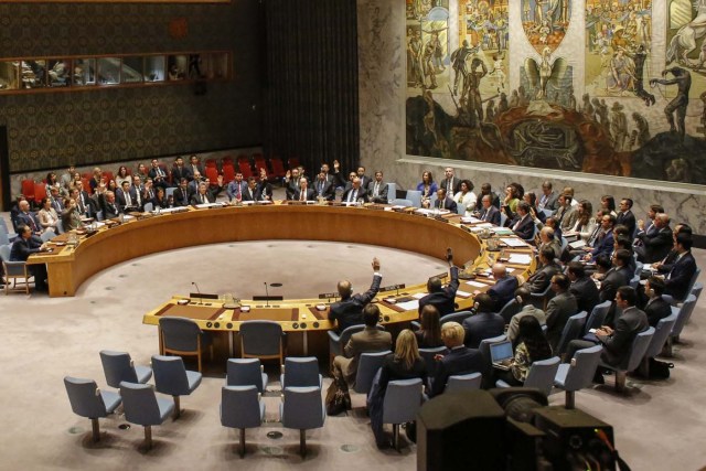 Members of the UN Security Council vote at a UN Security Council meeting over North Korea's new sanctions on September 11, 2017 at the UN Headquarters in New York. / AFP PHOTO / KENA BETANCUR