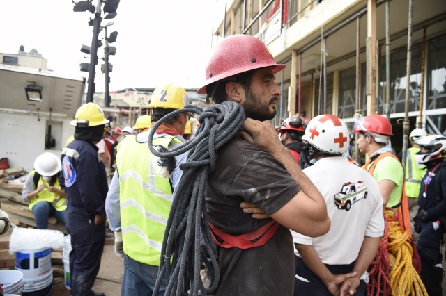 Fire fighters and other rescue workers take part in the search for survivors and bodies at the Enrique Rebsamen elementary school in Mexico City on September 21, 2017, two days after a strong quake hit central Mexico. A powerful 7.1 earthquake shook Mexico City on Tuesday, causing panic among the megalopolis' 20 million inhabitants on the 32nd anniversary of a devastating 1985 quake. / AFP PHOTO / Alfredo ESTRELLA