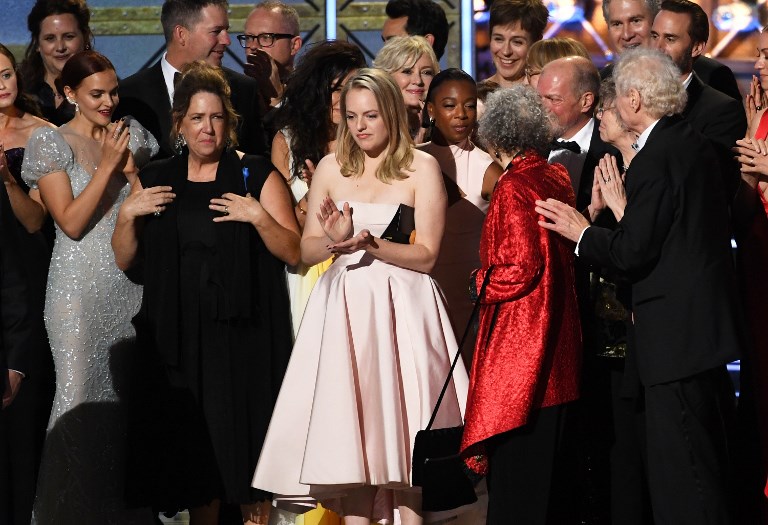 “The Handmaid’s Tale”, Sterling K. Brown y Elisabeth Moss los Emmy en la categoría de dramática