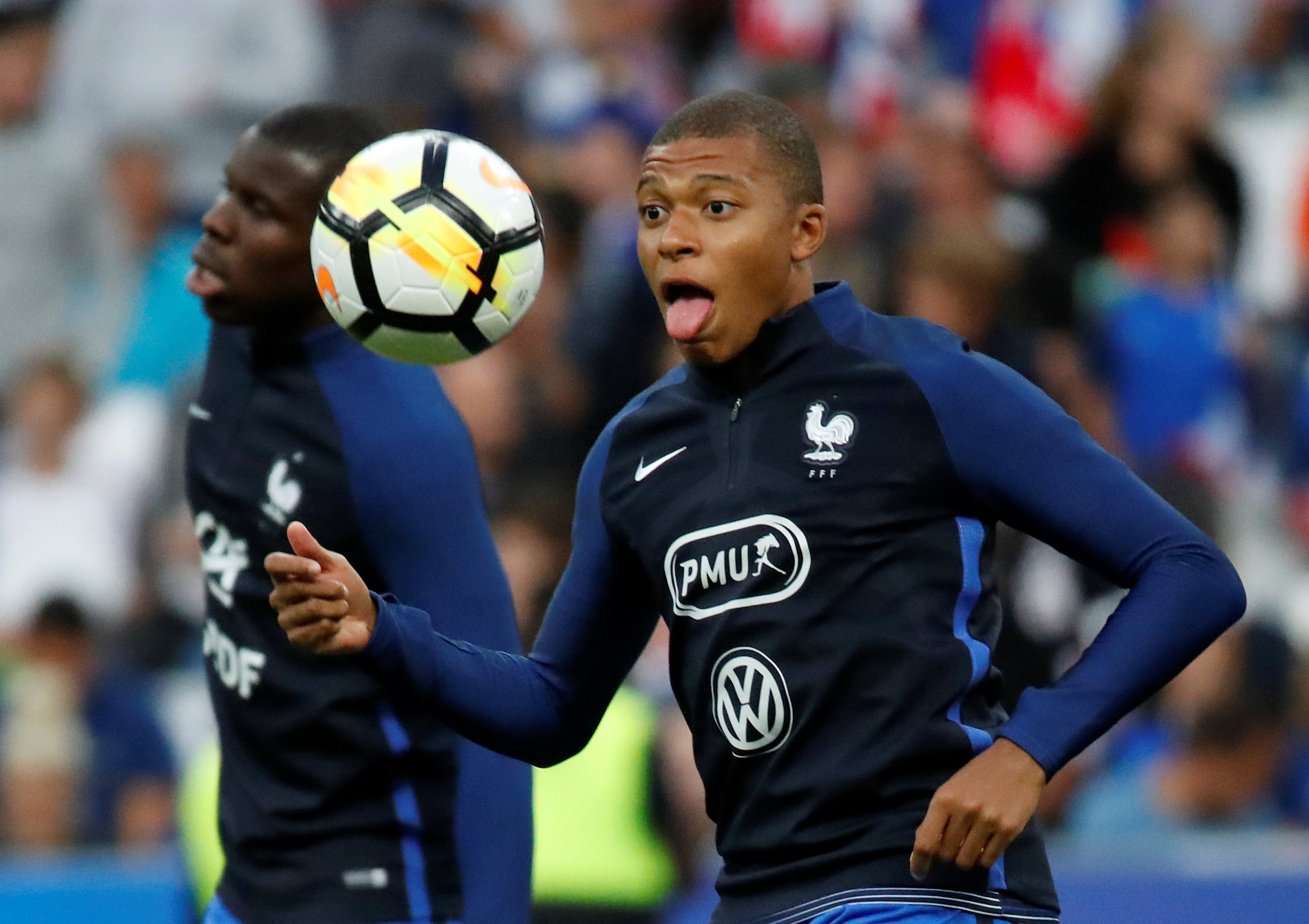 Suburbio de París se deleita con su héroe, la superestrella de Francia Kylian Mbappé