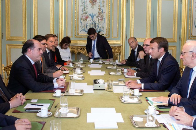 French President Emmanuel Macron (2ndR) talks with President of the Venezuelan parliament Julio Borges (L) and vice president of the Venezuelan parliament Freddy Guevara (2ndL) during a meeting, at the Elysee Palace in Paris, France, September 4, 2017. REUTERS/Thibault Camus/Pool