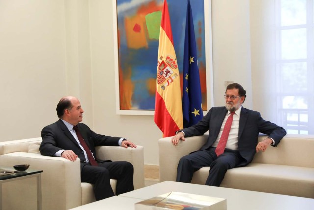 Spanish Prime Minister Mariano Rajoy and Julio Borges, president of the National Assembly and lawmaker of the Venezuelan coalition of opposition parties (MUD), meet at Moncloa Palace in Madrid, Spain, September 5, 2017. REUTERS/Susana Vera