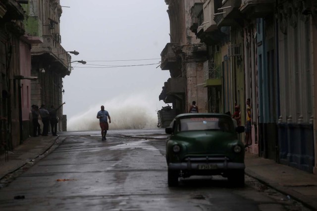 REFILE - QUALITY REPEAT Waves crash on the street as Hurricane Irma turns toward the Florida Keys on Saturday, in Havana, Cuba September 9, 2017. REUTERS/Stringer NO RESALES. NO ARCHIVES TPX IMAGES OF THE DAY