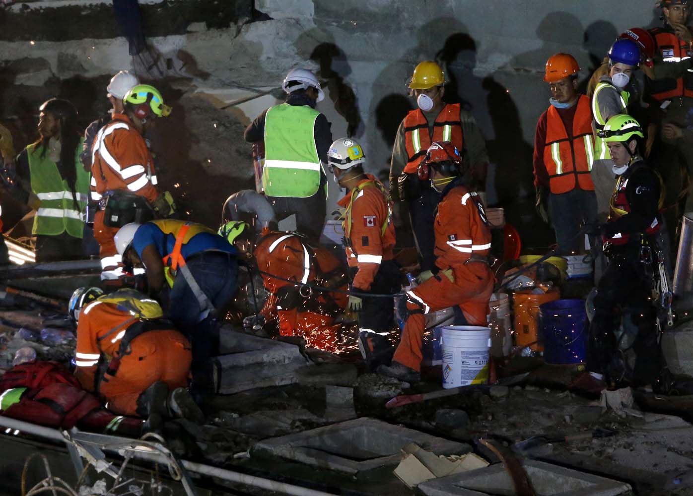 México continúa la búsqueda bajo los escombros pese a la nueva sacudida de este sábado