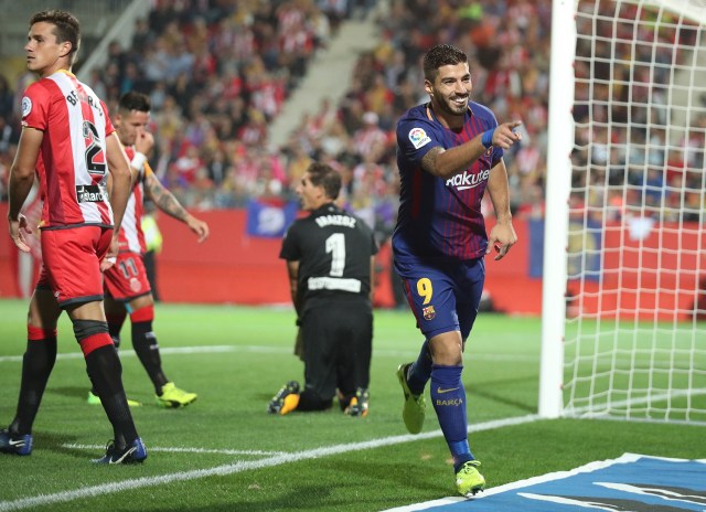 El delantero del Barcelona Luis Suárez celebra uno de los tantos de la victoria 3-0  de su equipo ante el Girona por la liga española. REUTERS/Albert Gea.