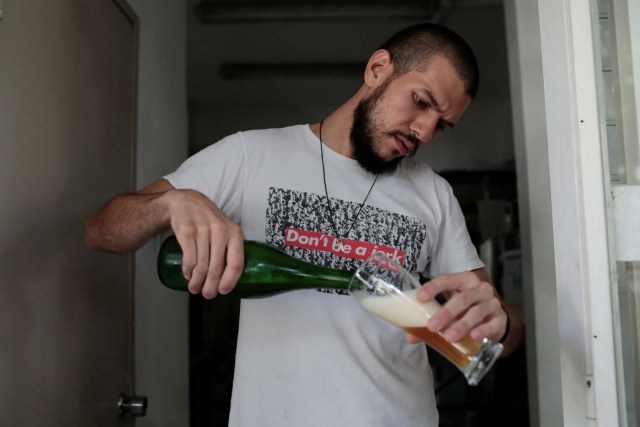 Francisco Lopez serves craft beer at Cerveza Caleta brewery in Caracas, Venezuela, September 13, 2017. Picture taken September 13, 2017. REUTERS/Marco Bello