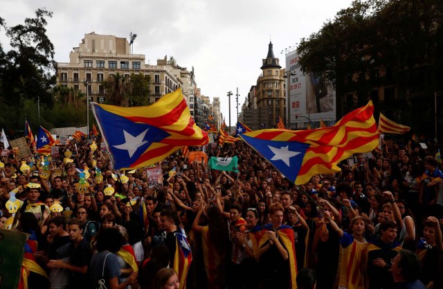 Students attend a demonstration in favor of the banned October 1 independence referendum in Barcelona, Spain September 28, 2017.  REUTERS/Juan Medina     TPX IMAGES OF THE DAY