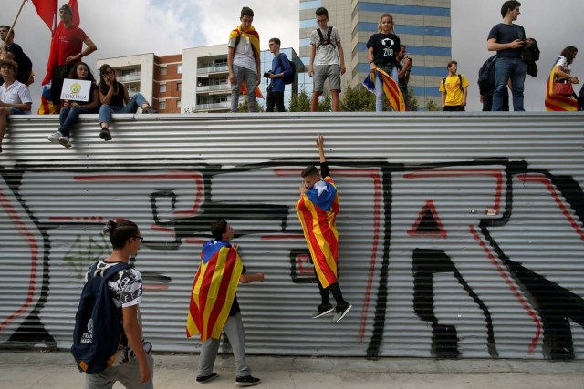 Students wear Esteladas (Catalan separatist flag) during a demonstration in favor of the banned October 1 independence referendum in Barcelona, Spain September 28, 2017.  REUTERS/Jon Nazca