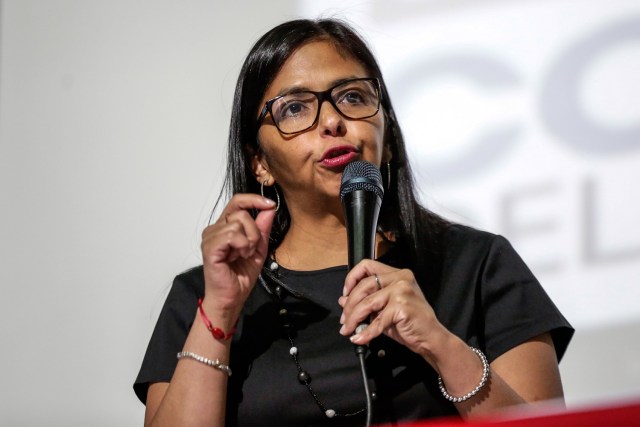 CAR08. CARACAS (VENEZUELA), 30/08/2017.- Delcy Rodríguez, integrante de la Asamblea Nacional Constituyente, participa en un debate con simpatizantes hoy, miércoles 30 de agosto de 2017, en Caracas (Venezuela). La Asamblea Nacional Constituyente (ANC) de Venezuela cumple un mes de su elección y pese a la estampida de críticas sobre su legitimidad proveniente de varias partes del mundo, el órgano, integrado únicamente por oficialistas, avanza imparable en su afán por blindar al chavismo gobernante. EFE/Cristian Hernández