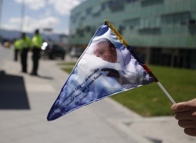 BOG506. BOGOTÁ (COLOMBIA), 06/09/2017.- Un hombre vende banderas con la imagen del papa Francisco hoy, miércoles 6 de septiembre de 2017, en Bogotá (Colombia). Centenares de policías y militares blindan hoy la avenida El Dorado, que lleva al aeropuerto internacional de Bogotá, para garantizar la seguridad durante el primer recorrido en papamóvil que hará el santo padre francisco tras su llegada esta tarde al país. EFE/LUIS EDUARDO NORIEGA A.