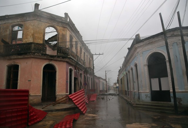 HAB01. REMEDIOS (CUBA), 09/09/17.- Vista de tejas caídas en la ciudad de Remedios, en el centro de Cuba, durante el paso del huracán Irma hoy, sábado 09 de septiembre. El centro de Cuba amaneció con los estragos causados por los vientos huracanados, de entre 160 y 190 kilómetros por hora, con los Irma azotó la corta norte durante la noche, informan medios oficiales de la isla. EFE/Alejandro Ernesto