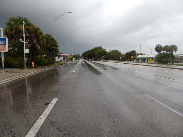 MIA13 - MIAMI (FL, EEUU), 09/09/2017.- Vista de la avenida US1, arteria principal totalmente vacía hoy, sábado 9 de septiembre 2017, en Miami, Florida (Estados Unidos), unas horas antes de la llegada del huracán Irma. Las primeras lluvias asociadas al huracán Irma llegaron hoy a Miami, donde se espera que las condiciones climáticas empeoren con el paso de las horas y se aproxime este ciclón de categoría 4, que podría tocar tierra en el sur de Florida, la próxima madrugada. EFE/Latif Kassidi