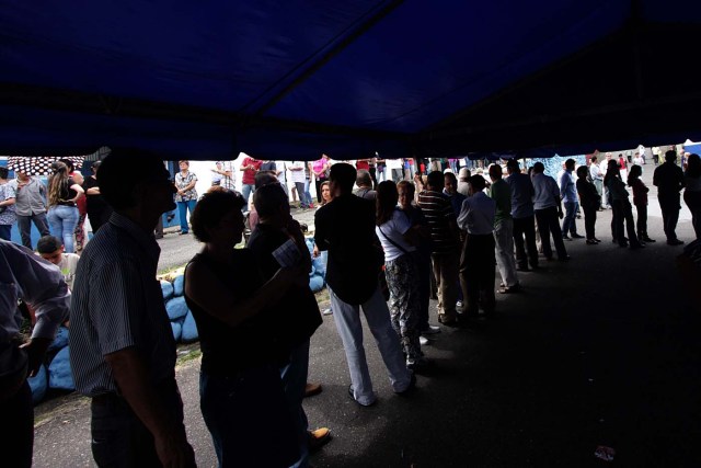 CAR21. SAN CRISTÓBAL (VENEZUELA), 10/09/2017.- Un grupo de personas espera para participar en la votación de las primarias de la alianza Mesa de la Unidad Democrática (MUD) hoy, domingo 10 de septiembre del 2017, en San Cristóbal (Venezuela). El diputado opositor venezolano Henry Ramos Allup aseguró hoy que la participación de los ciudadanos en las primarias de la alianza Mesa de la Unidad Democrática (MUD) para elegir candidatos unitarios para las elecciones de gobernadores se está produciendo "por encima de lo estimado". EFE/Gustavo Delgado