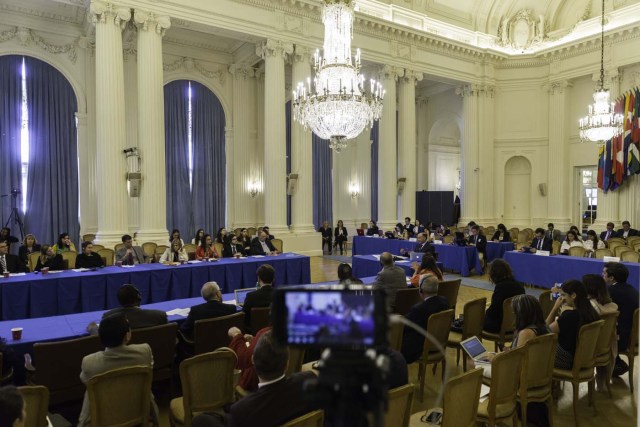 MIA15. WASHINGTON (DC, EE.UU.), 15/09/2017.- Fotografía cedida por la OEA de una vista general de la audiencia pública en la que se determinará si hay fundamento para denunciar al Gobierno de Venezuela por crímenes de lesa humanidad ante la Corte Penal Internacional (CPI), hoy viernes, 15 de septiembre 2017, en la sede de la Organización de los Estados Americanos (OEA) en Washington, DC (EE.UU.). El secretario general de la Organización de los Estados Americanos (OEA), Luis Almagro, ha nombrado a tres juristas de Argentina, Costa Rica y Canadá para que evalúen si hay base para llevar al Gobierno de Venezuela ante la Corte Penal Internacional (CPI). EFE/Juan Manuel Herrera/OEA/SOLO USO EDITORIAL/NO VENTAS